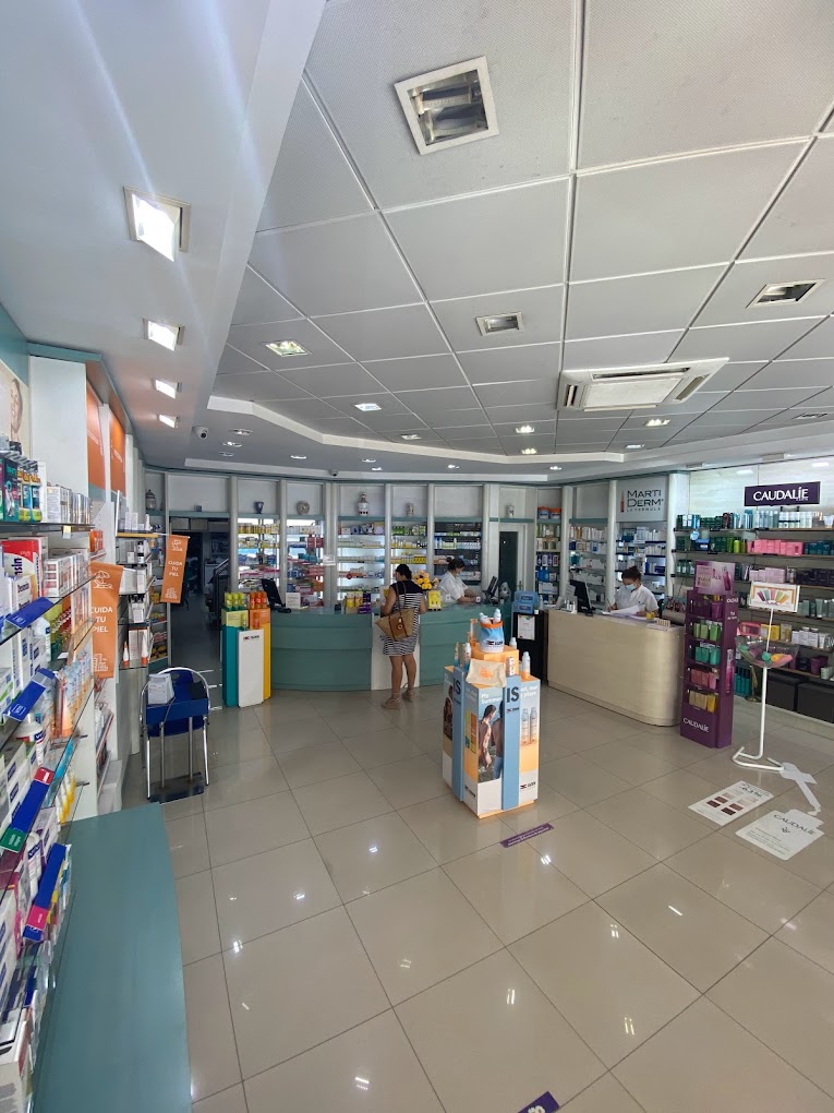 Interior de una farmacia en Torremolinos